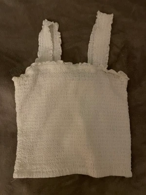 Ribbat linne  - Ett jättefint linne från Lindex som inte används längre. Linnet är ribbat och har används max två gånger. Väldigt bra skick. Storleken är xs men kan funka som S också.