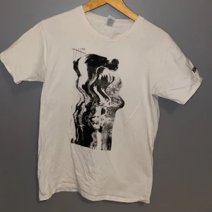 Vit hurula t-shirt  - Tahirt från Hurulas hemsida med märket fuit of the loom, köpte i somras men den var lite för liten så har knappt använt den. Nypris 300 