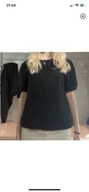 Stickad t shirt - Säljer min jättefina stickade T-shirt från other stories 