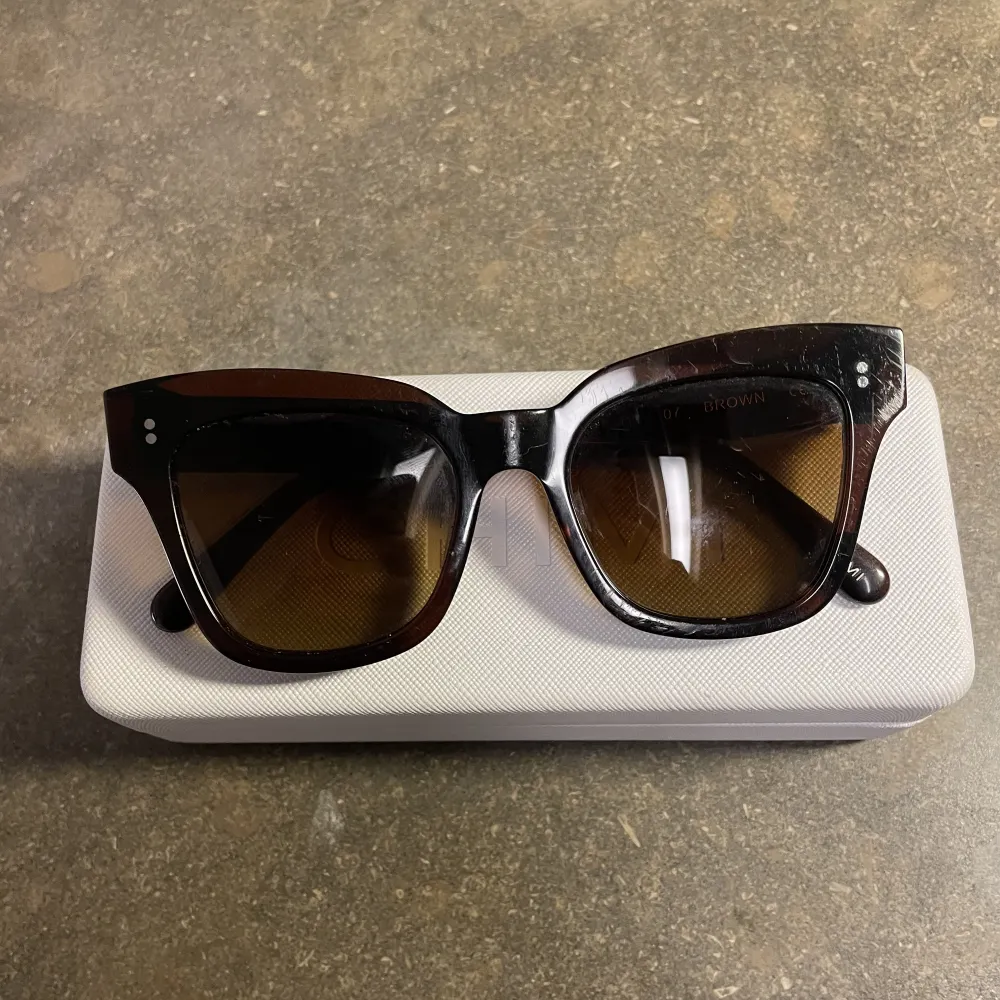 Solglasögon från Chimi i modellen 07 brown. Nypris 1250🤎 Lite repor som ni ser på bilden men annars i bra skick!. Accessoarer.