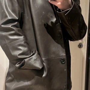 Brun skinnjacka - Brun PU skinnjacka från Monki Aldrig använd prislapp kvar Nypris: 629kr https://www.zalando.se/monki-blazer-brown-moq21g037-o11.html 