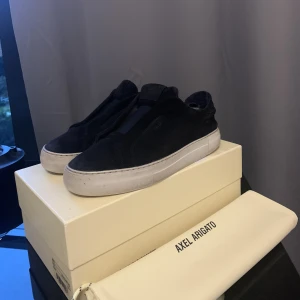 Axel Arigato  - Säljer Axel Arigato skor. Använt skick. Finns en defekt syns på bild 3 men inget som påverkar. Storlek 42. Box och dustbag medföljer vid köp. Hör av er om ni har några frågor. Pris kan diskuteras vid snabb affär!