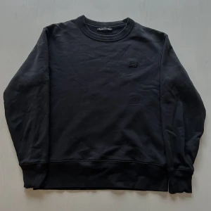 Acne crewneck  - Säljer min svarta acne crewneck, säljer eftersom den är för liten. Bra skick, snygg till allt! Tvär skön är den också!!!