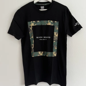 T-shirt  - T-shirt i väldigt fint skick. Sparsamt använd och är därmed i nyskick. 