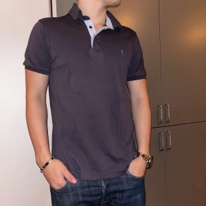 Ralph Lauren piké  - Säljer en ritkigt snygg Ralph Lauren piké som är i toppen skick. Storleken är Medium. Modellen i bilden är 175 cm och har vanligtvis small. Skriv gärna för mer info och bilder!