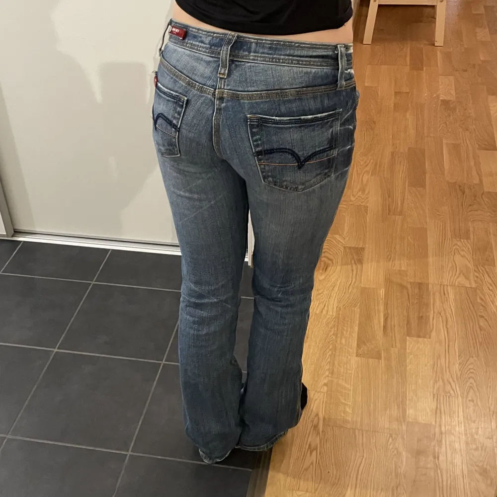 Lågmidjade bootcut jeans ifrån Miss Vigoss. Står ingen storlek men passar 34/36. Fint skick och inga defekter💕Skriv för fler bilder och mått!. Jeans & Byxor.