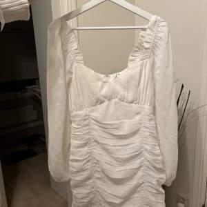 Säljer min vita studentklänning, använt den en gång, så i gott skick, helt ren, inga fläckar.  150 i pris, går att diskutera!