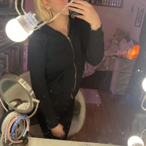 Kofta  - En basicsvart kofta från cubus i väldigt bra skick. Säljes då den växt ur, nypris 199 & priset den säljs för kan diskuteras. 