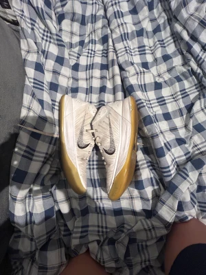 Kobe ice white a.d - Dehär skorna har varit igenom mycjet och jag tygker det är dags att sälja de. De kostar ungefär 4000kr på stockx men retail vet jag inte om. de är mycket använda och är därför jag säljer de för lågt. dm mig för prisjusteringar eller frågor generellt. 😃