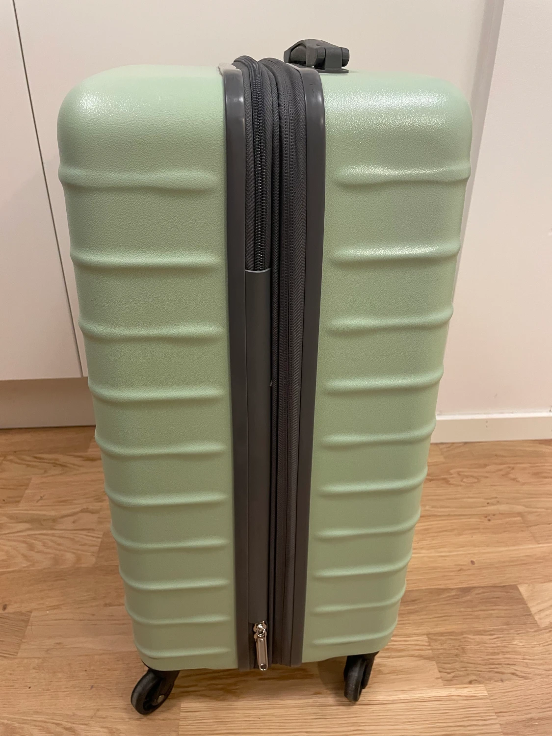 Delsey Paris resväska NY mellanstor - 90