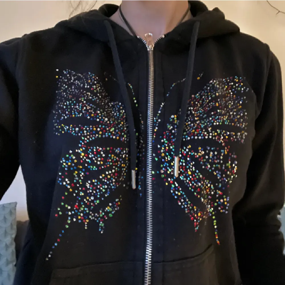 Rhinestone zip med fjäril tryck <3 Storlek M men uppskattas som en S. . Hoodies.