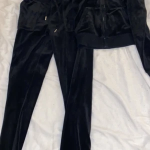 Juicy sett - Säljer mitt juicy sett i storlek XS, då jag inte använder det. Använd sen förra vintern men nästan helt nytt i skick. 