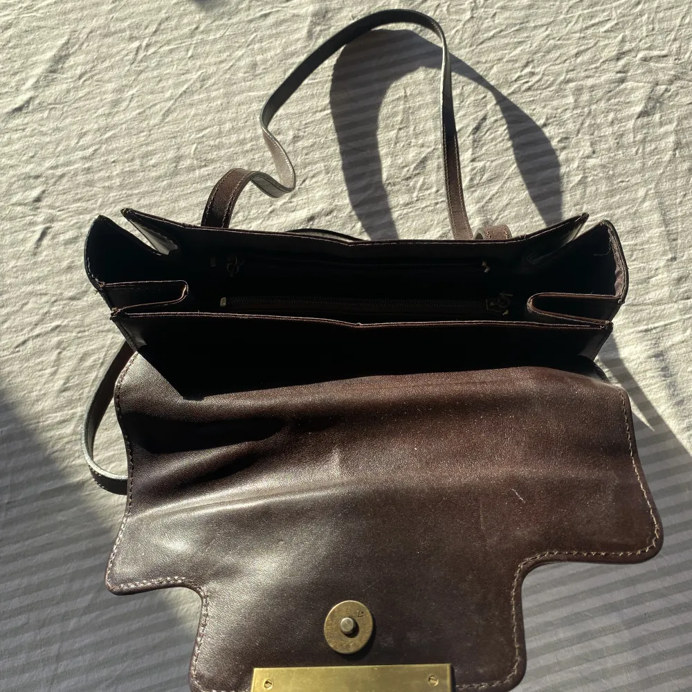 Claudio Ferrici väska köpt secondhand i Berlin 💕 Knappt använd men litet märke (andra bilden). Om det behövs fler bilder eller om det finns frågor är det bara att skriva 💕. Väskor.