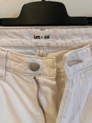 Är för små för mig så kan desvärre inte använda längre men de är perfekta vita jeans till typ allt! 