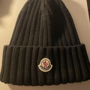 Moncler mössa  - Hej! Jag säljer nu min Moncler mössa för att jag aldrig använder den. Jag köpte den på Olsens i Malmö förra vintern för 2300kr. Tyvärr hittar jag inte kvittot men QR kod finns att skanna.  Den är i helt nytt skick  Kan tänka mig gå ner i pris 