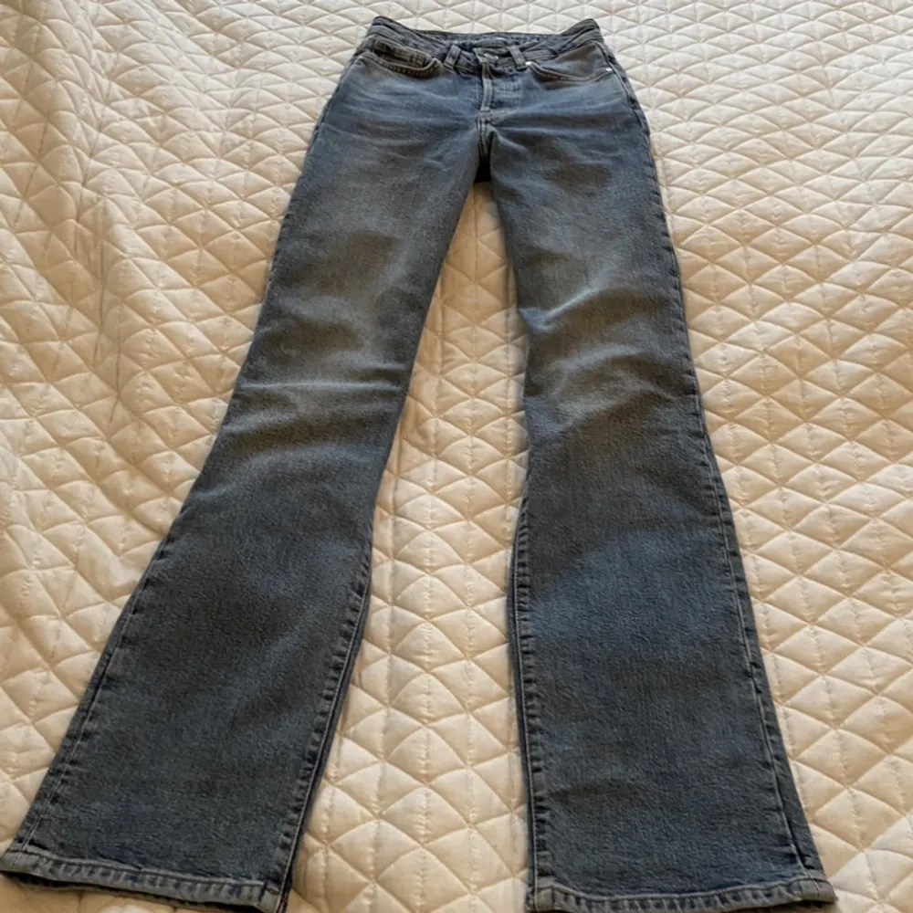 Säljer nu dessa slutsålda jeans från Bikbok!! Nyskick aldrig använda!💕💕 (sitter midwaist PÅ MIG)🤩 nypriset är 600kr! Först till kvarn🫶. Jeans & Byxor.