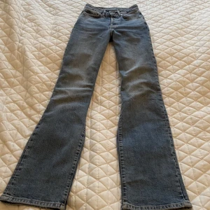 Så snygga jeans!! - Säljer nu dessa slutsålda jeans från Bikbok!! Nyskick aldrig använda!💕💕 (sitter midwaist PÅ MIG)🤩 nypriset är 600kr! Först till kvarn🫶
