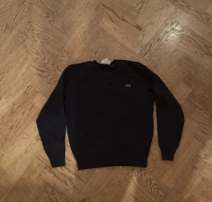 Lacoste  - Tja!!! Jag säljer min Lacoste cofta de är för liten för mig. Jag fick den i julklapp men hade aldrig på mig den kanske max 3 gånger.