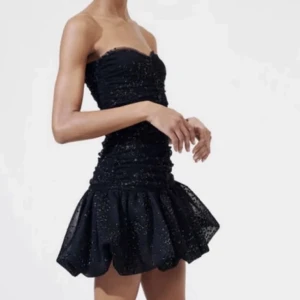 Klänning - Maje liknande klänning från Gina i strl 32. Bra skick❤️ 