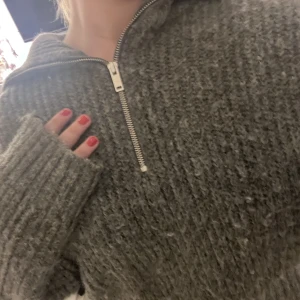 Stickad tröja - Säljer denna stickade tröjan med dragkedja. Den har lite slitningar på tyget men annars bra skick, den är i storlek L men skulle säga att den passar mer som M💓