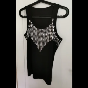 Linne - Svart linne med nitar i fint skick.