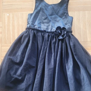 Barn klänning  - Super fin blå klänning till barn har en liten reva i tyllen men inget man tänker på strl 122