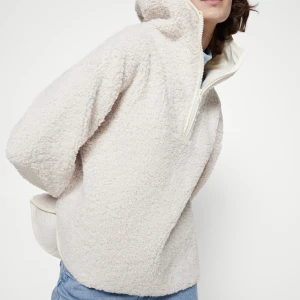 Pile Zip jacka  - Säljer denna från GinaTricot i storlek S, den är helt oanvänd. 