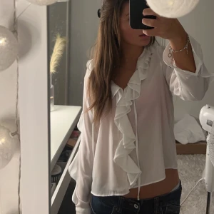 Blus från zara💗 - Helt oanvänd, bara testad. Nypris 380 och helt slutsåld i xs,s,m 💗tryck köp nu!!