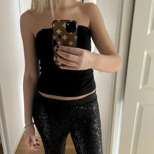 Paljettbyxor  - Säljer dessa paljettbyxor då jag råka beställa 2 stycken! Lappen finns kvar och jag har aldrig burit de. Köpte de för 349 kr men kan självklart diskutera annat pris😝