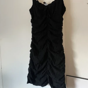 Svart Klänning  - En svart klänning med spets. Kommer ej till användning längre💗 (Kunden betalar frakten)