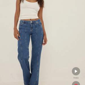 NAKD jeans med snygga detaljer. Köpts på Plick men är inte riktigt min stil så säljer vidare, storlek 40. Lågmidjade, vill du ha fler bilder är det bara att fråga! 💙