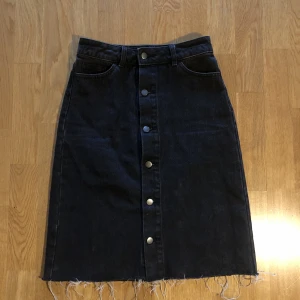 Kjol NAKD - Halvlång kjol från nakd, knappar som går att öppna hela vägen.  Stlk 24