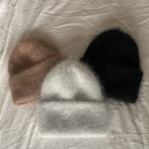 Mössor - Supermysiga helt oanvända mössor! Från TÊTE 150:-/st 🤍Beige, grå och svart 