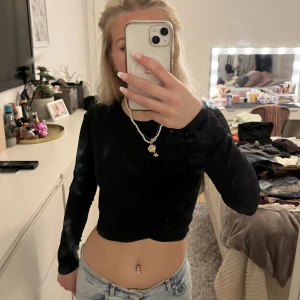 Svart långärmad tröja - Säljer denna fina svarta långärmade tröjan från H&M Divided som inte kommer till användning och har bra skick. Den har en fin korsad detalj vid magen💗