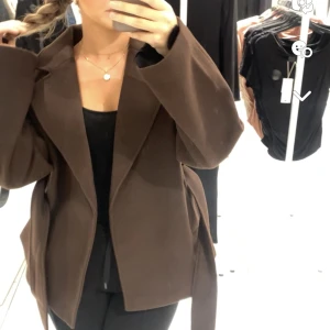 Kappa - En brun kappa köpt ifrån Gina Tricot för ca 700kr🤎 Inga synliga täcken på användning 🤎