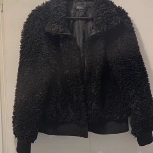 Liknande den gröna h&m jackan! - Säljer min svarta fluff jacka som liknar den gröna h&m fluff jackan. Den är varm nog att ha nu💕