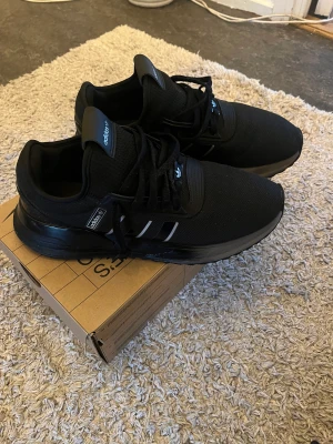 Hej säljer min adidas skor - Hej säljer mina Adidas skote de är varma å sköna i väldigt bra skick. Skriv hjärna till mig för mer info och bilder, jag är väldigt öppen om att prata pris👍