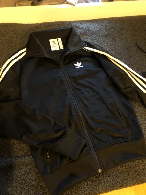 Adidas tröja - Helt oanvänd adidas tröja i XS för endast 300kr