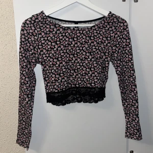 Söt lace croptop - Långärmad tröja med blommigt mönster, köptes för extremt länge sen och knappt blivit använd!🌸 Spetskant vid magen 🩷