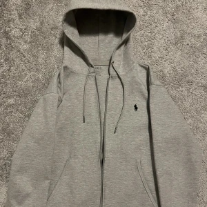 Ralph Lauren Kofta - En helt ny Ralph lauren kofta den är i topp kvalite och den är riktigt snygg, riktigt fin färg också inga defekter och den sitter riktigt bra så det är bara att skriva om ni är intresserade 👍🏽‼️ Nypris! 1799kr