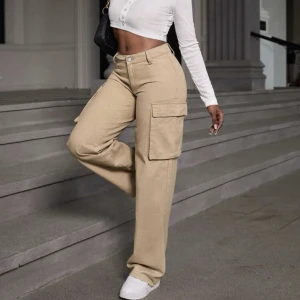 Cargo pants - beige - Beige cargobyxor, oanvänd. Har en jättefin passform. Bra kvalite. Köpt för 399kr, säljer för 250kr. Priset kan diskuteras👍🏼