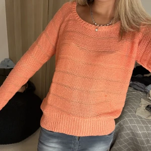 Stickad tröja - Säljer denna sjukt snygga korall färgade tröja