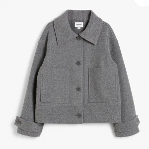 Höstjacka - Superfin men kom inte till användning mer än 2-3 gånger, jackan är därför i väldigt bra skick. Den är i storlek S men passar mig som oftast har XS också :) Kan även skicka bilder med den på/andra vinklar om så önskas! 