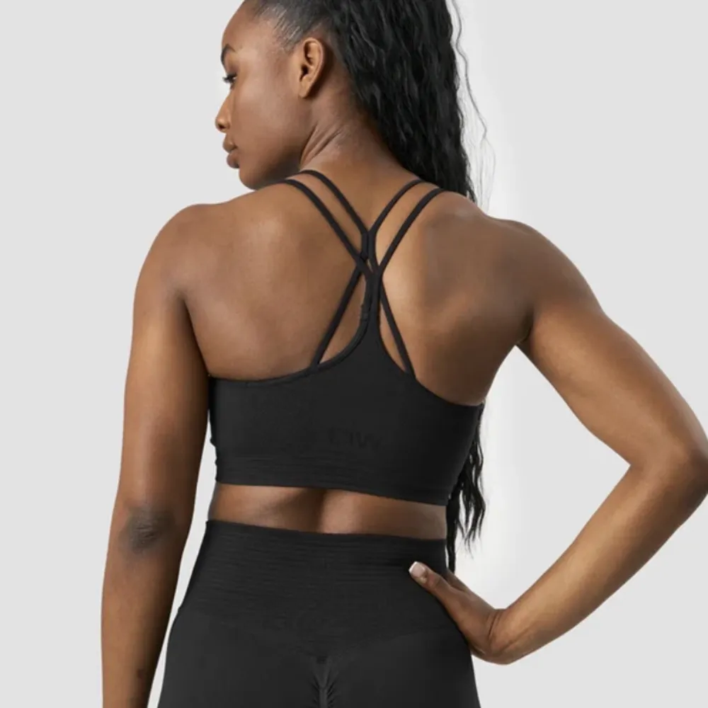 Icaniwill define seamless scrunch sports bra.  Bra skick och inga skavanker! Normal i storleken  Nypris: 399kr. Toppar.