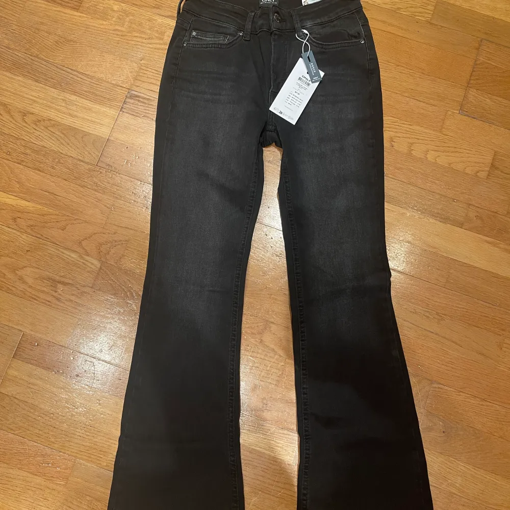 Säljer helt nya Only flared jeans modell Onlblush Life mid flared rea1099 petit. Något mindre i storlek.. Jeans & Byxor.