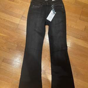 Säljer helt nya Only flared jeans modell Onlblush Life mid flared rea1099 petit. Något mindre i storlek.