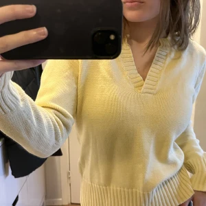 Stickad tröja  - Gul stickad tröja, köpt second hand. Köparen står för eventuell frakt. 🌸