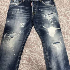 Dsquared2 skater jeans i mycket gott skick. Passformen är slim fit och storleken 44 vilket motsvarar 30 i midjestorlek. Ordinariepris 6400kr och kvitto finns. Observera att de ”söndriga” delarna är modellen (S71LB1014) och kan ej klassifiseras som skador.