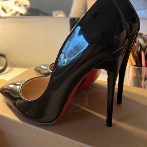 christian louboutin klackar - Ett par louboutin klackar i storlek 38, men skulle säga att dessa är ganska liten i storleken. Aldrig använda, du får kartongen med och även dust bag. ❤️