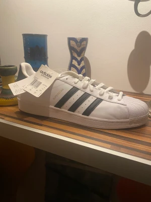 Skor - Adidas superstars helt nya storlek 50